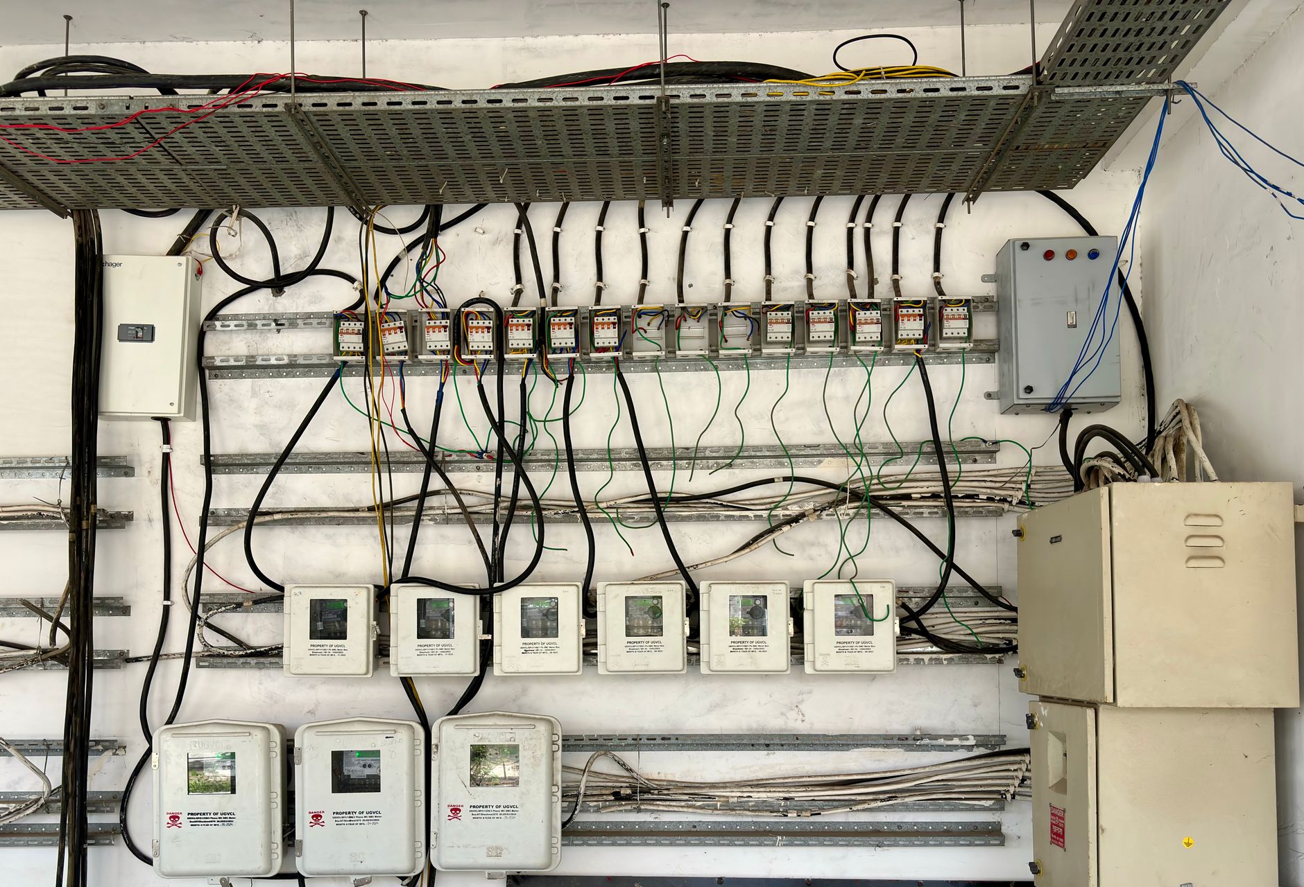 Câblage complexe d un tableau de disjoncteurs