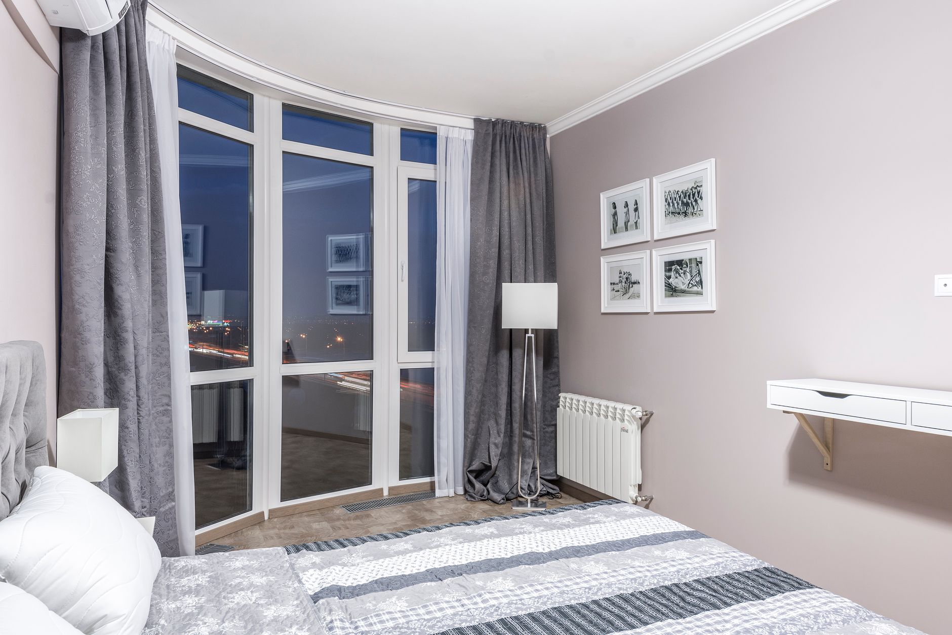 Chambre chauffée avec grande fenêtre en soirée