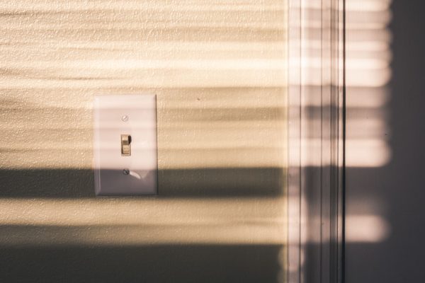 Domotiser un interrupteur sans neutre : branchements et limites