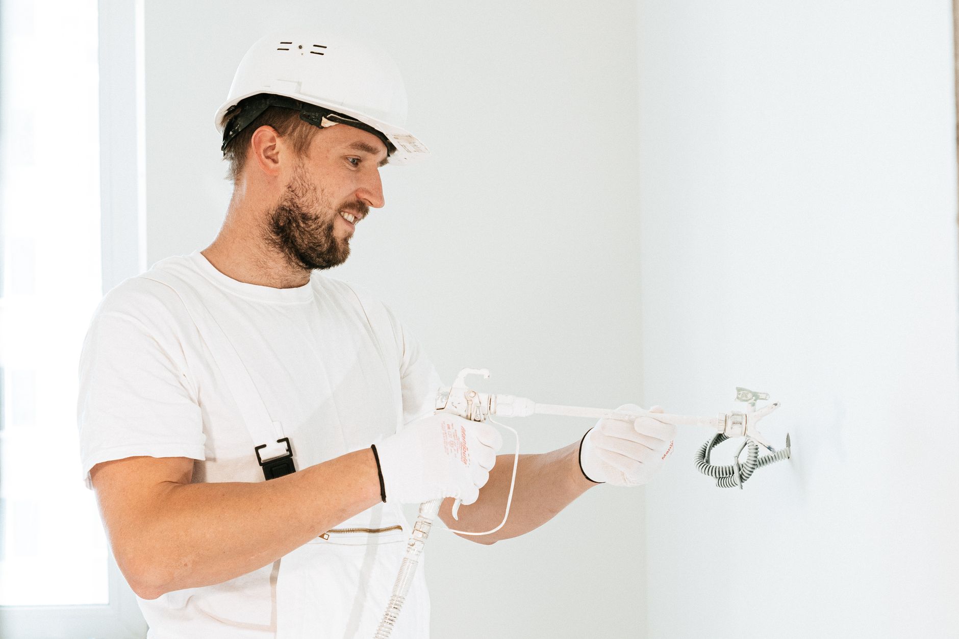 Électricien installant un câblage électrique