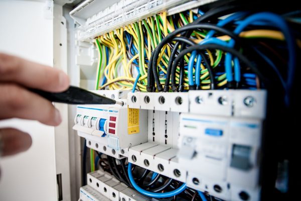 Brancher un interrupteur VMC 2 vitesses : le bon câblage