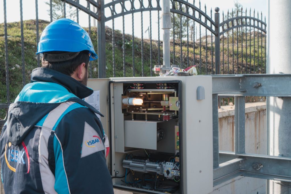 Électricien qui vérifie un tableau électrique