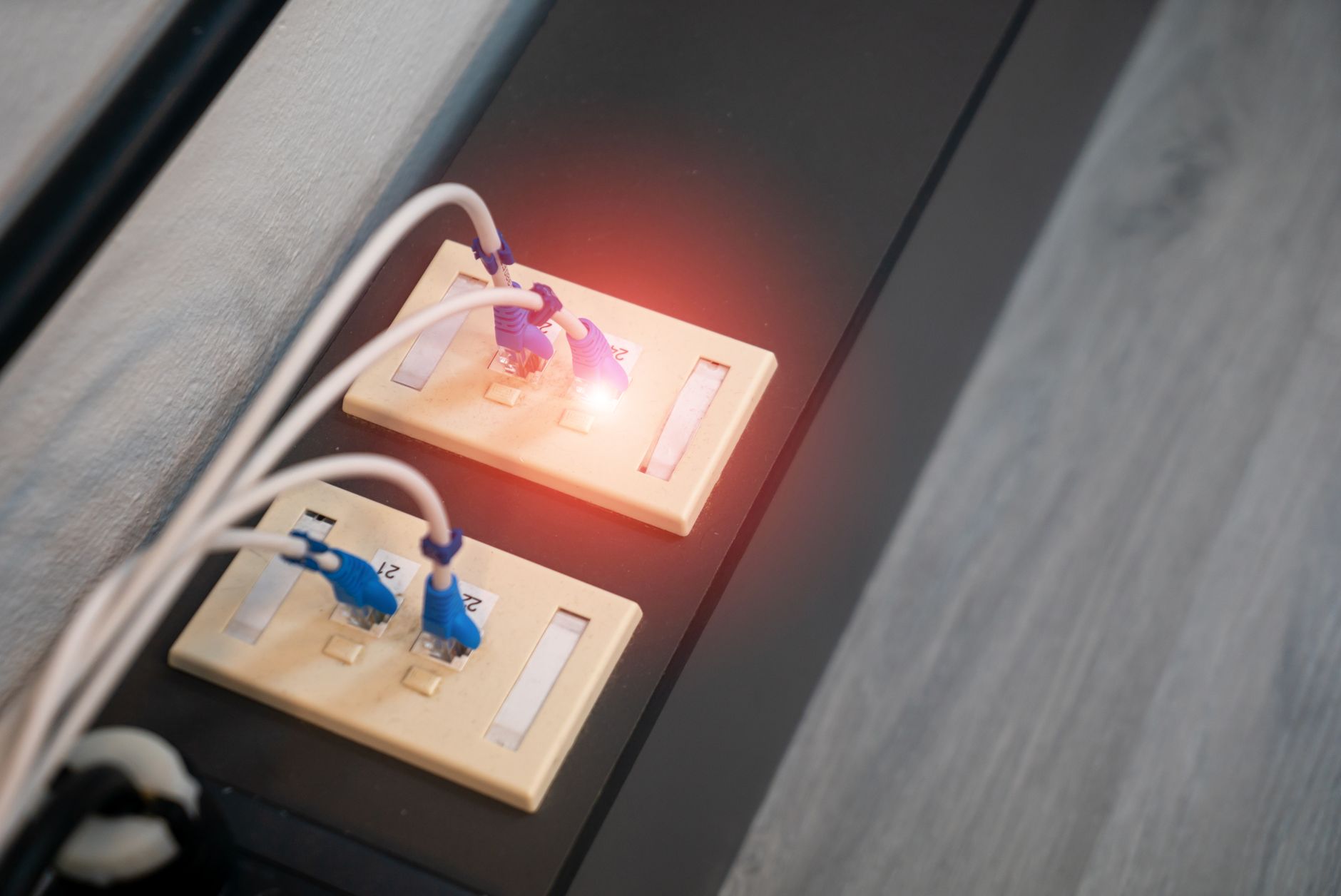 Câbles réseau et voyants d'un boîtier internet