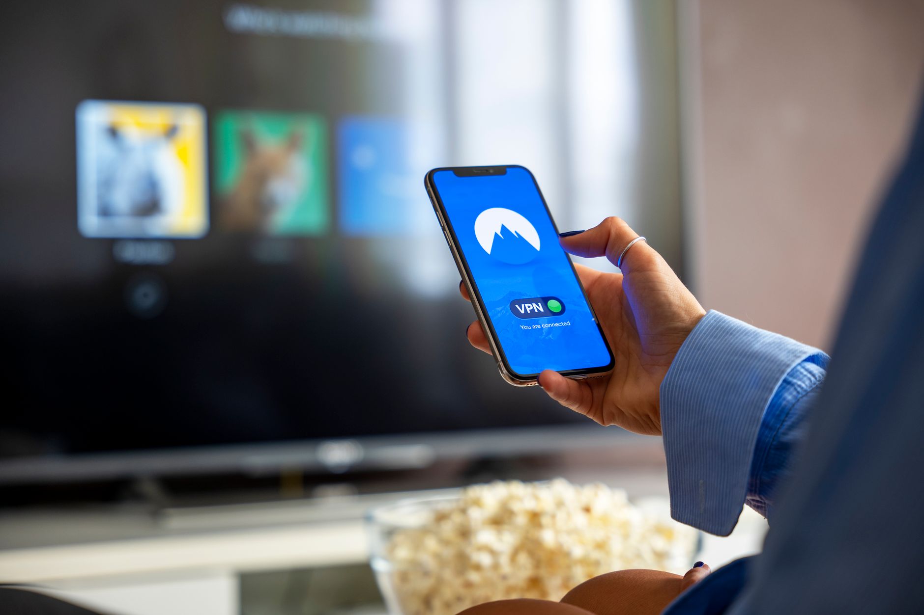 Smartphone utilisé pour piloter une caméra connectée
