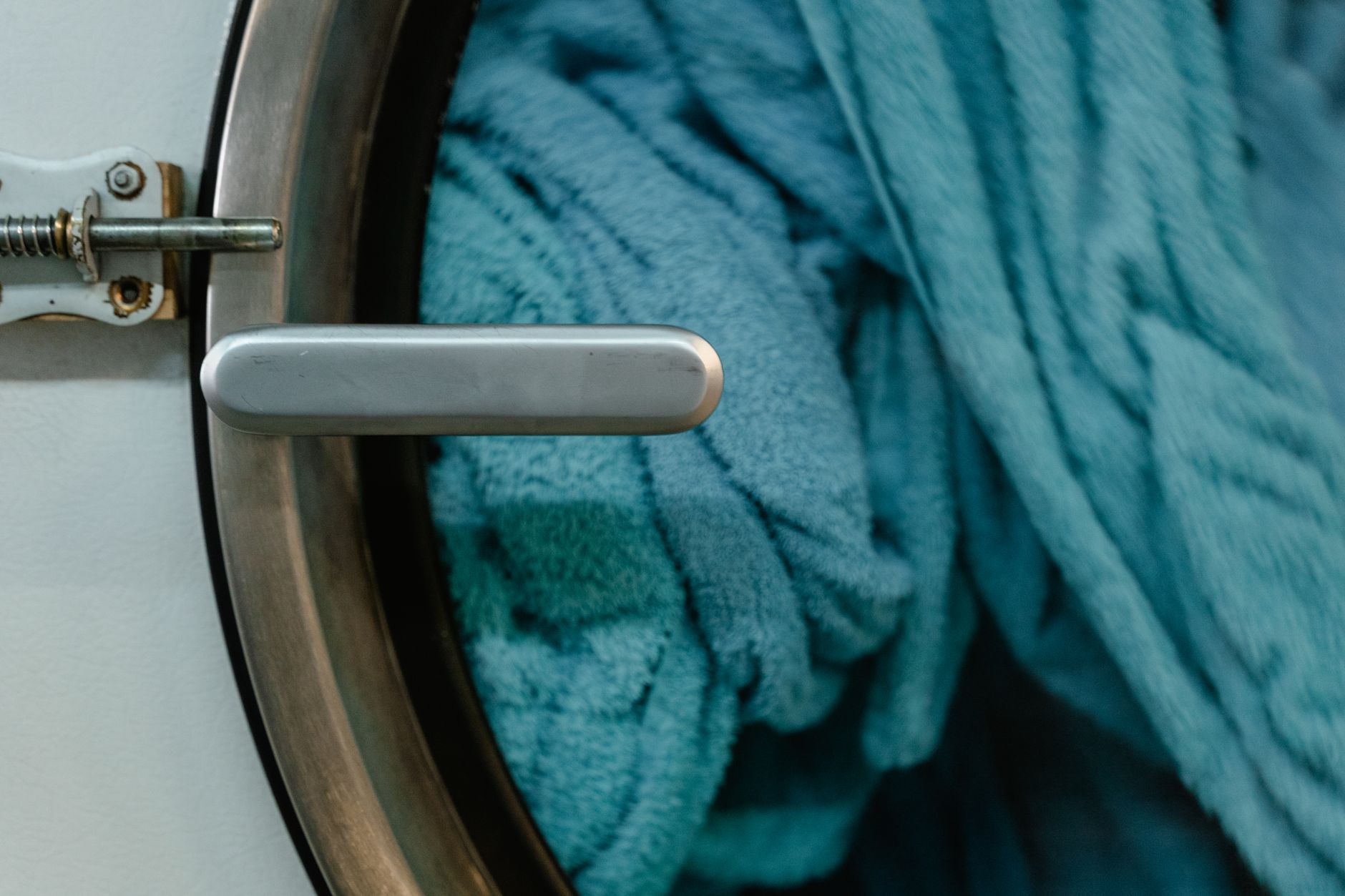 Hublot de lave-linge ouvert avec du linge