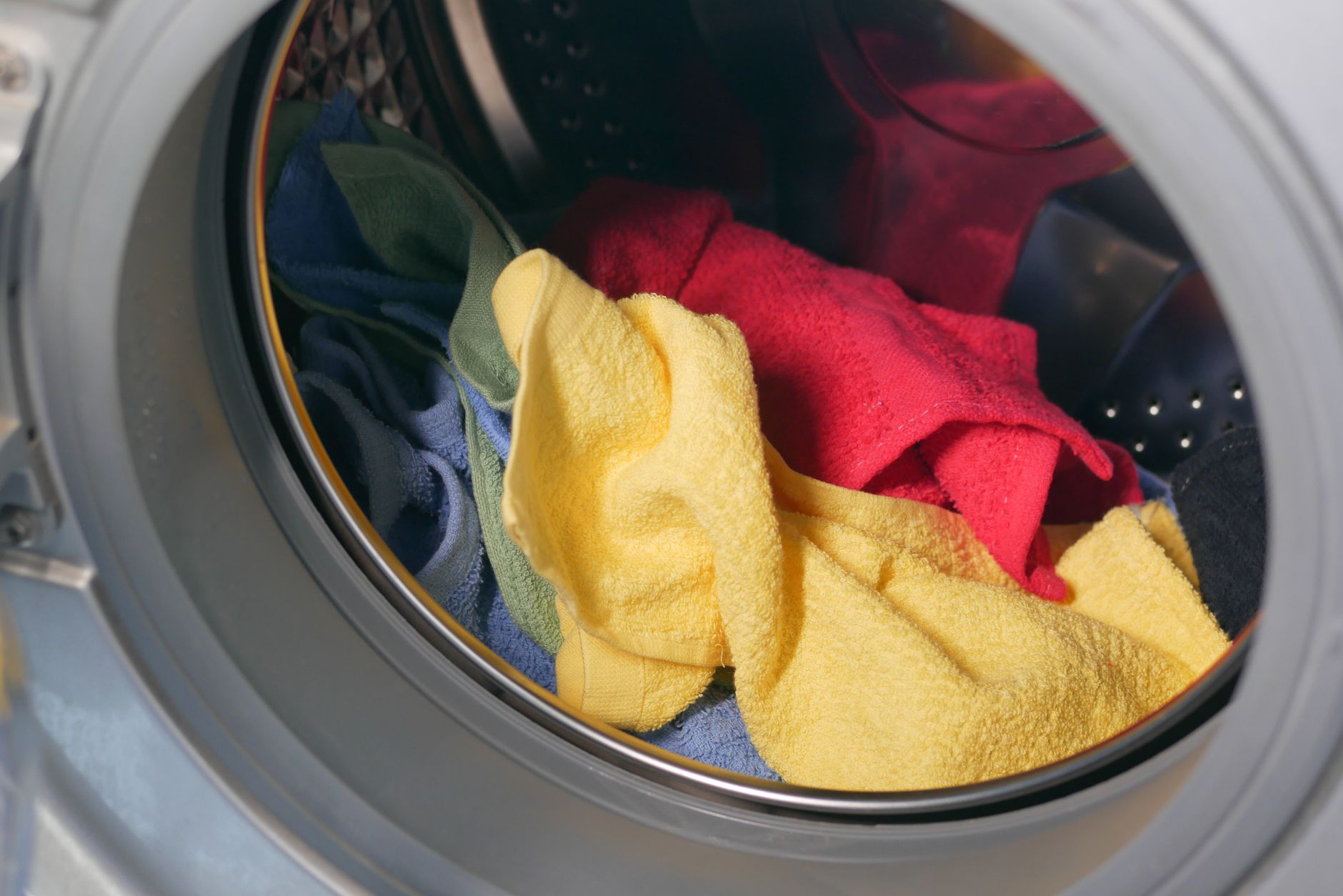 Linge coloré dans un lave-linge