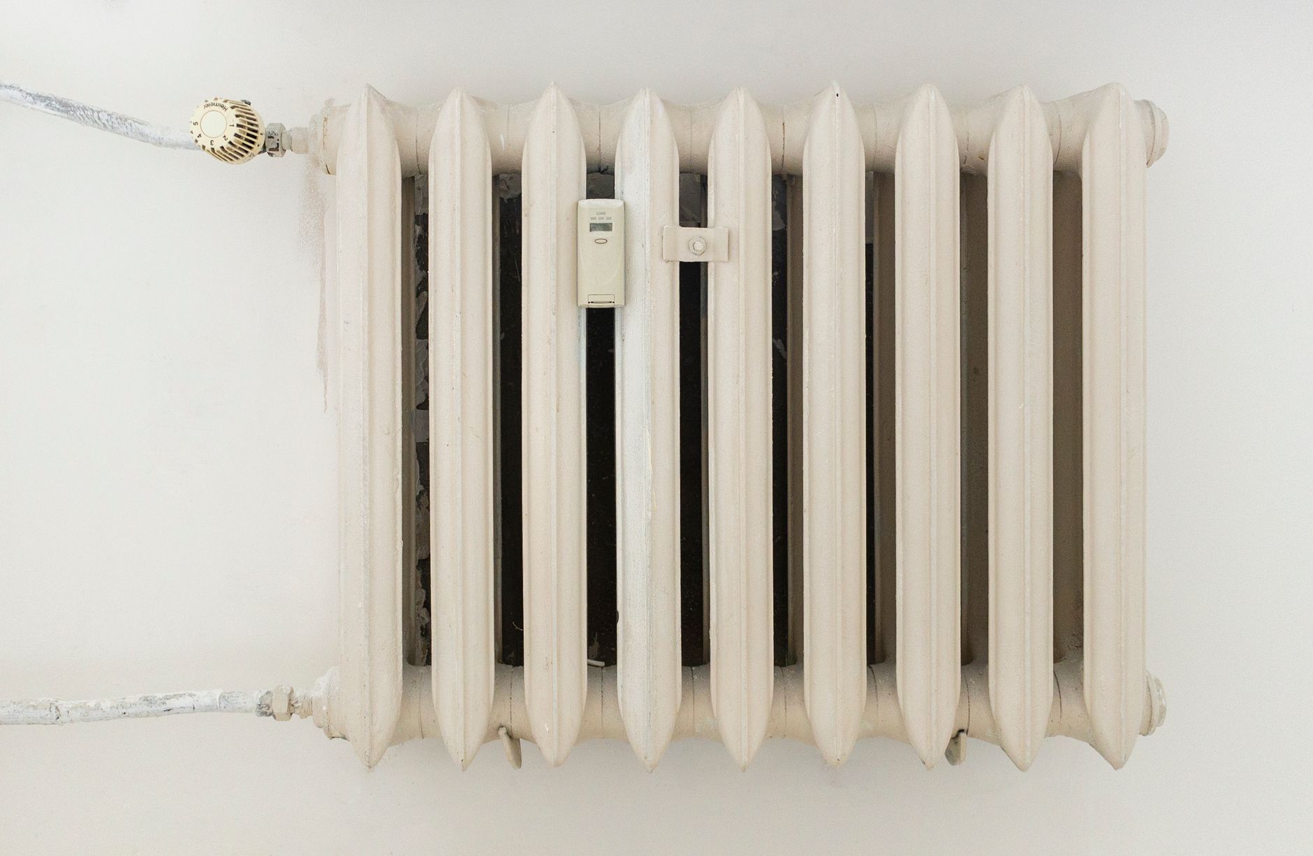 Radiateur blanc mural dans un intérieur épuré