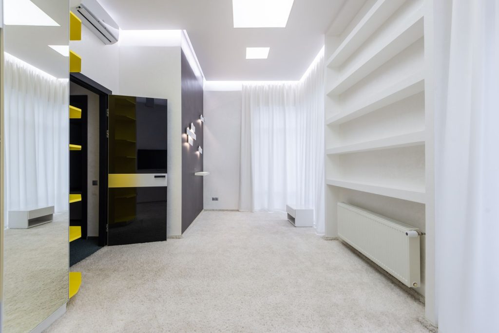 Radiateur électrique installé dans une pièce lumineuse