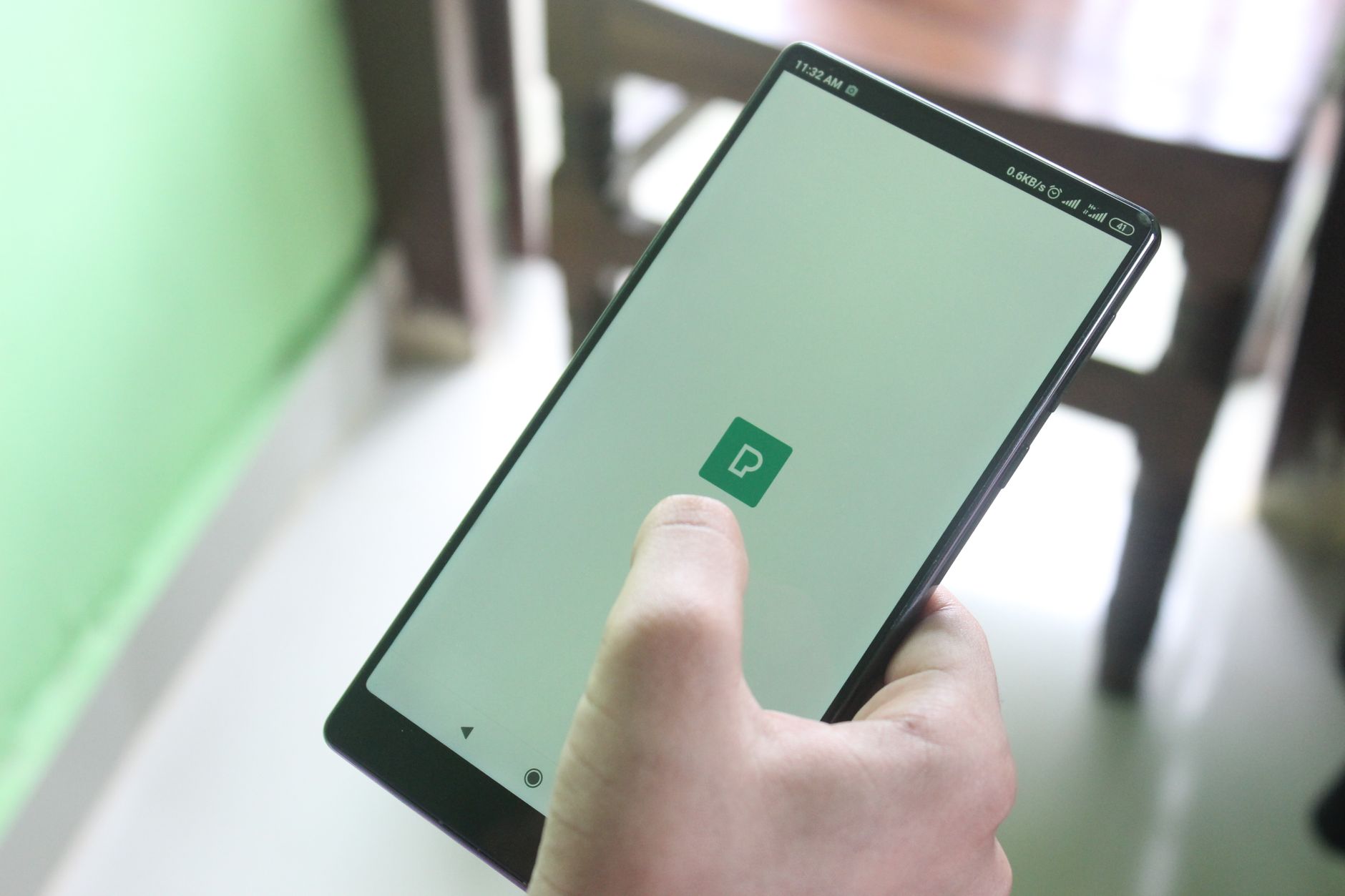 Main tenant un smartphone pour piloter la maison