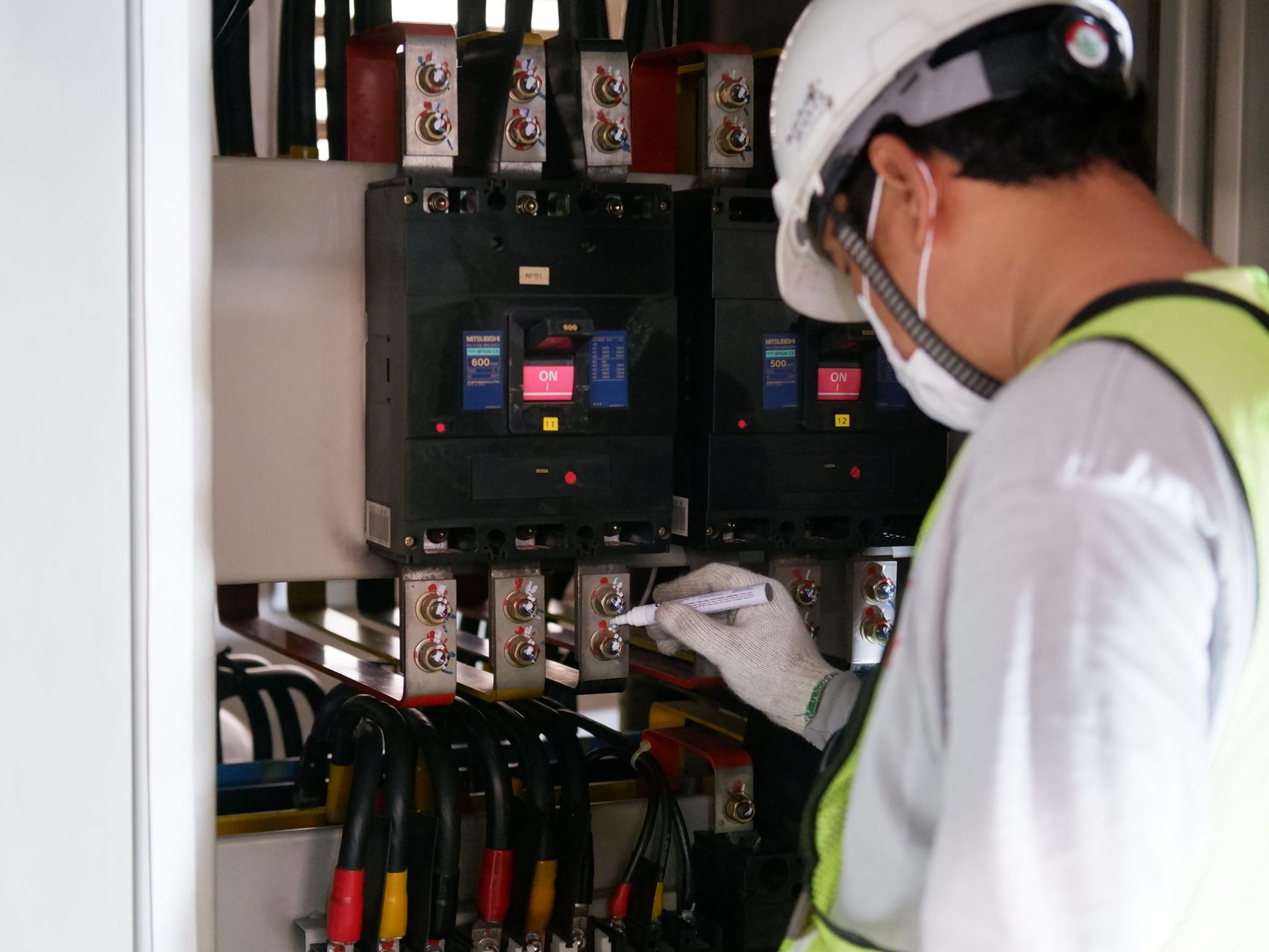 Technicien vérifiant un tableau électrique