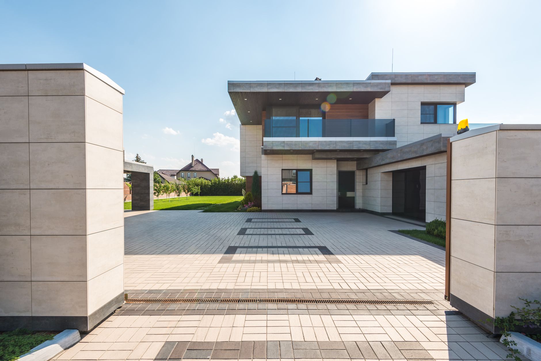 Allée pavée devant une maison contemporaine