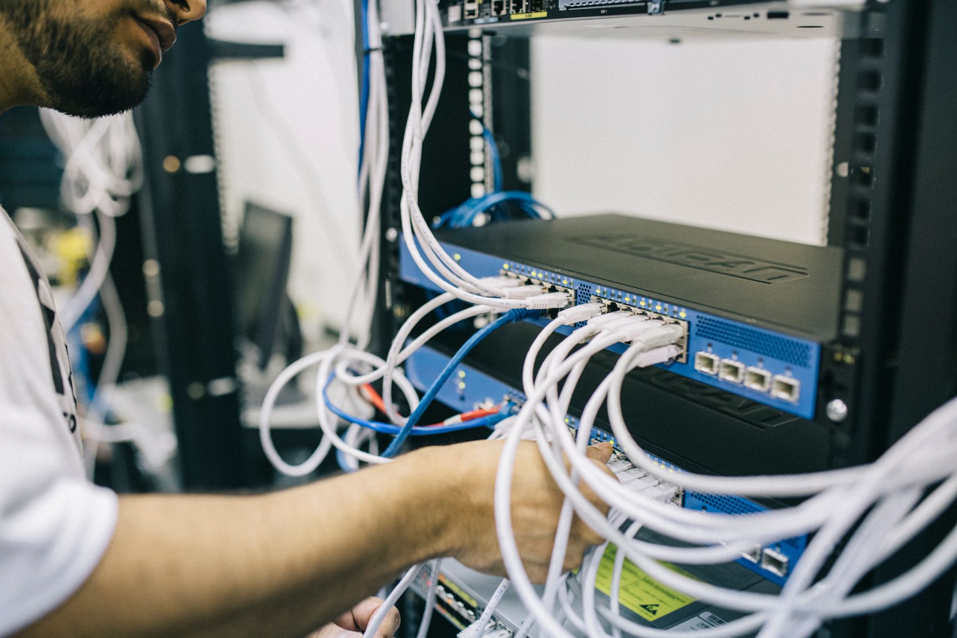 Brassage de câbles Ethernet dans une baie réseau