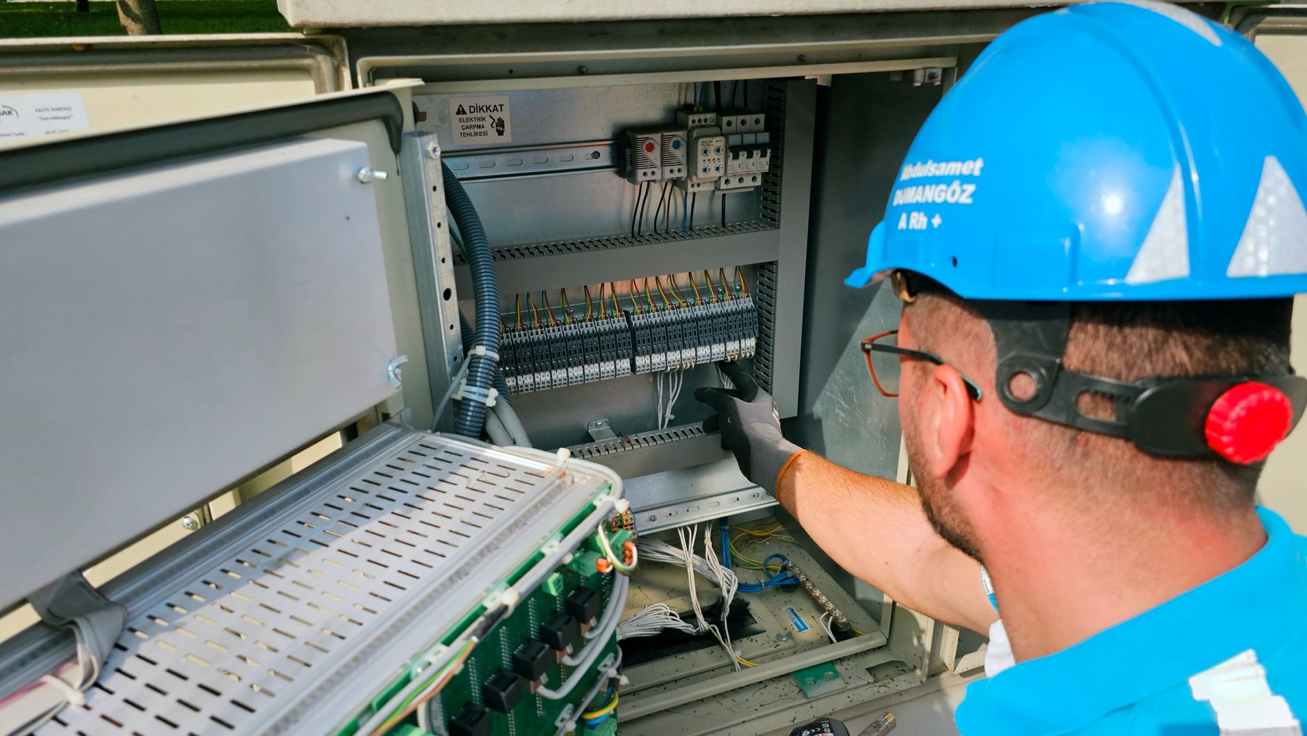 Électricien devant un coffret électrique extérieur