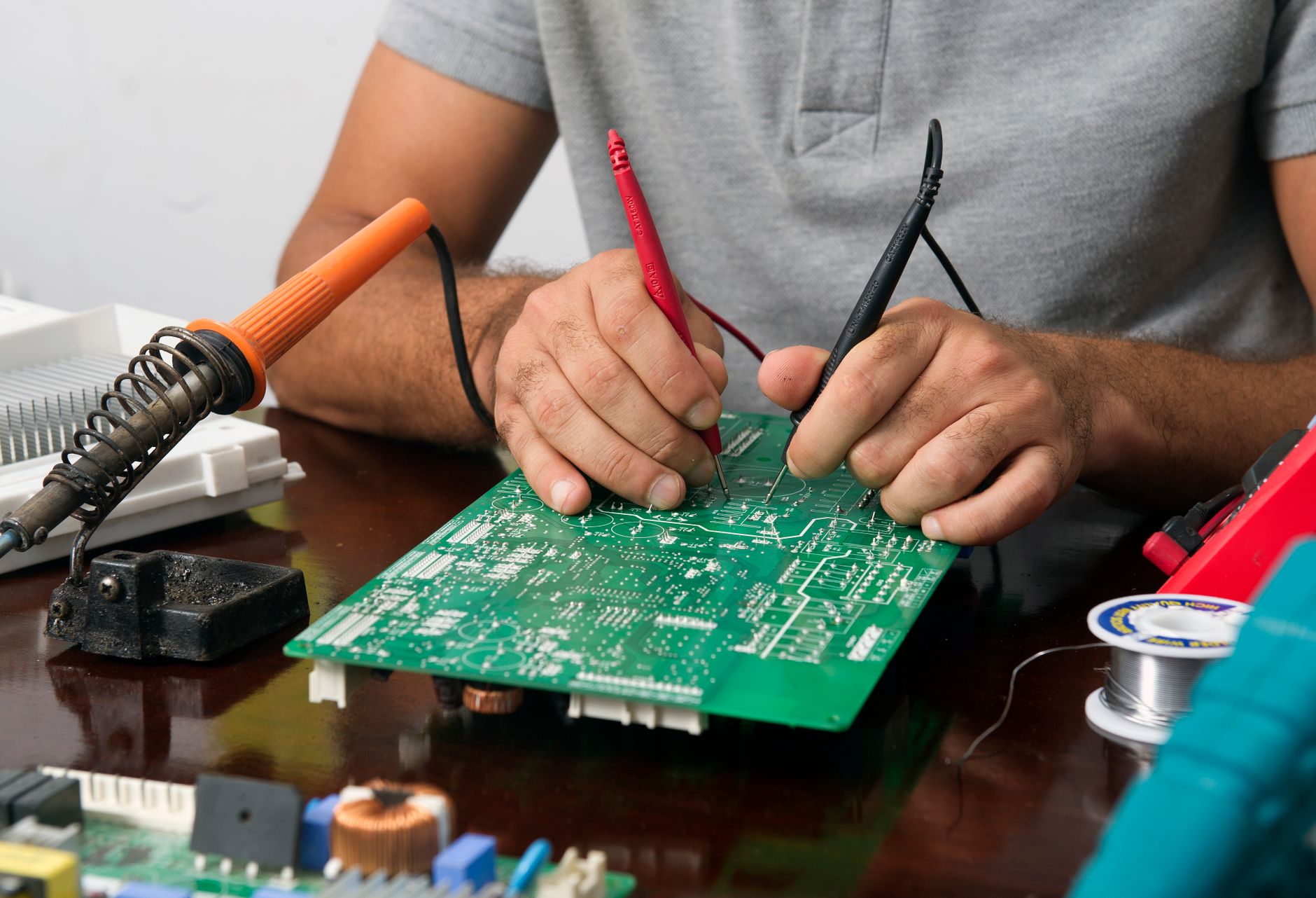 Technicien qui contrôle un circuit électronique