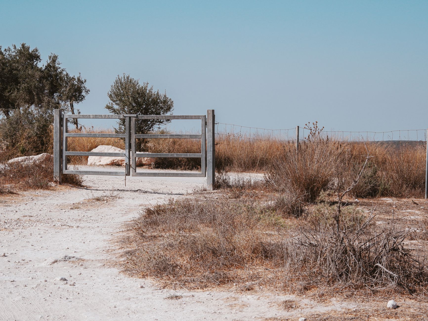 Portillon en bois dans un décor de campagne