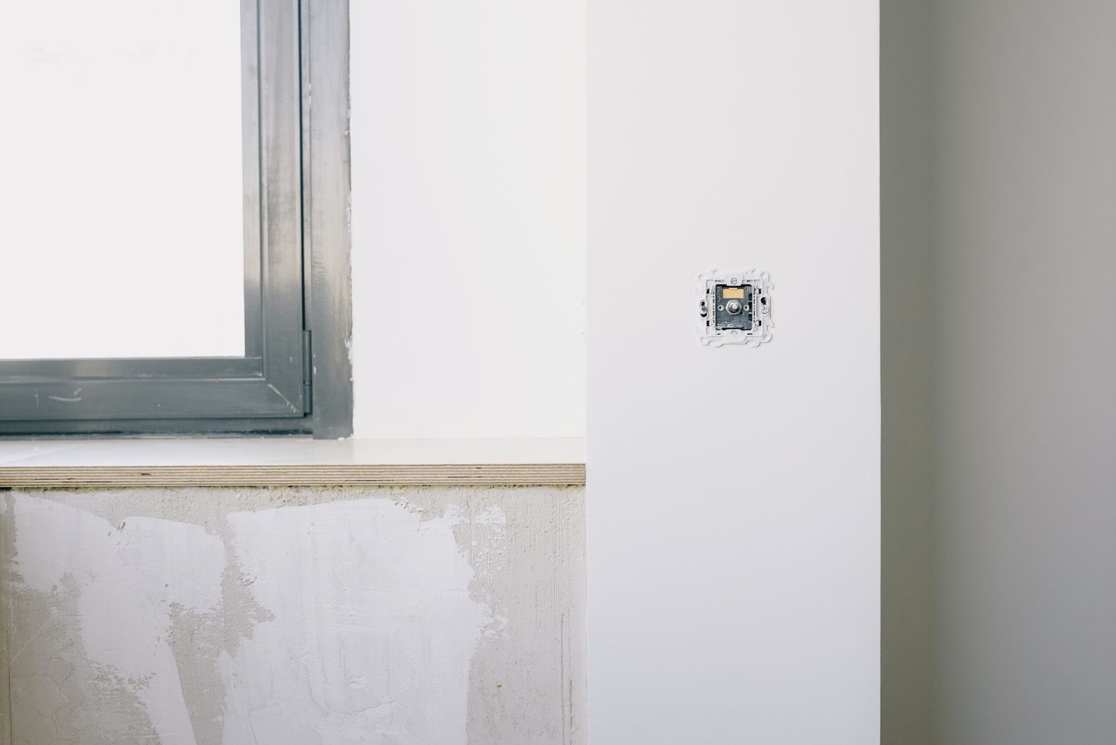 Nouvelle prise installée sur un mur blanc