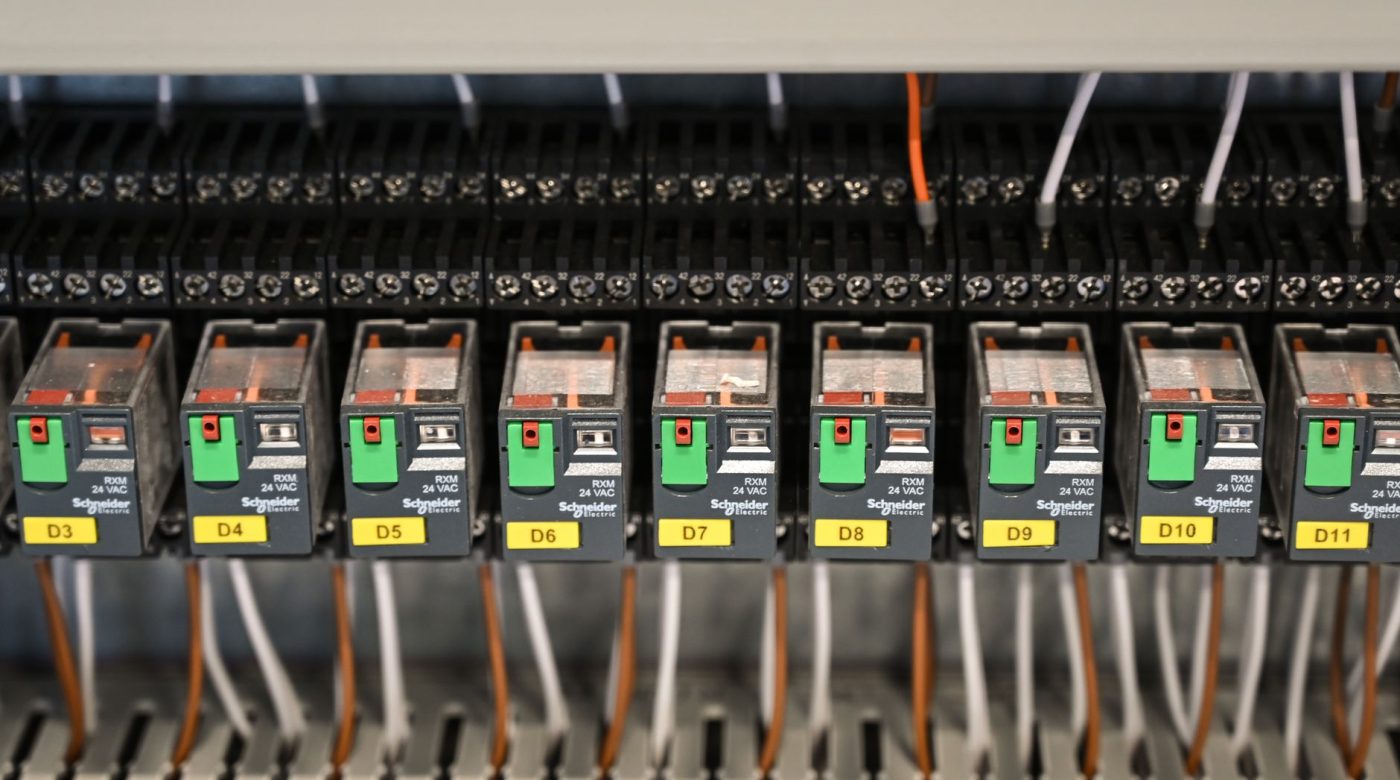 Relais 220v 24v : comment commander le secteur en 24 V ?