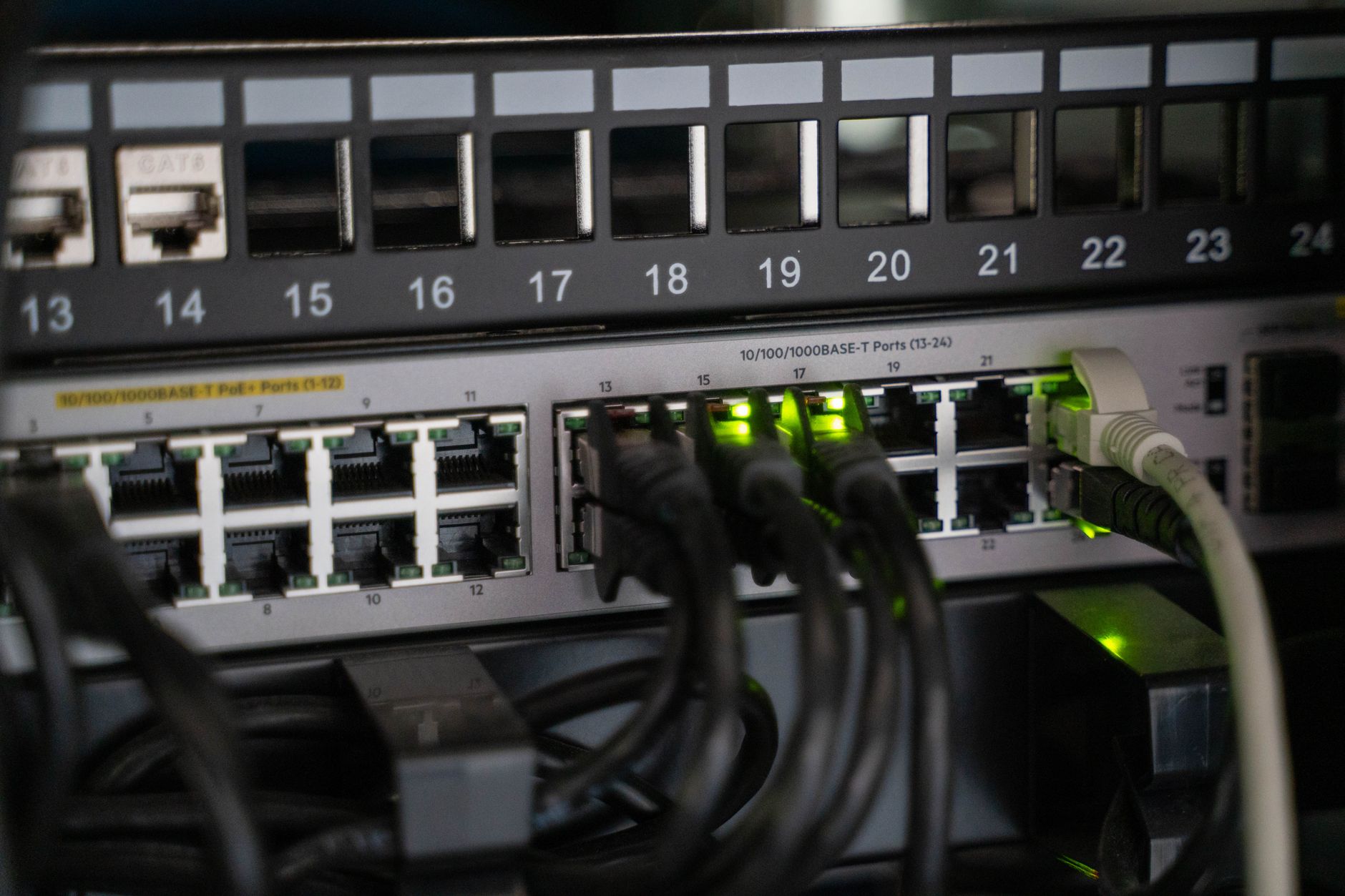 Équipement réseau avec câbles Ethernet branchés