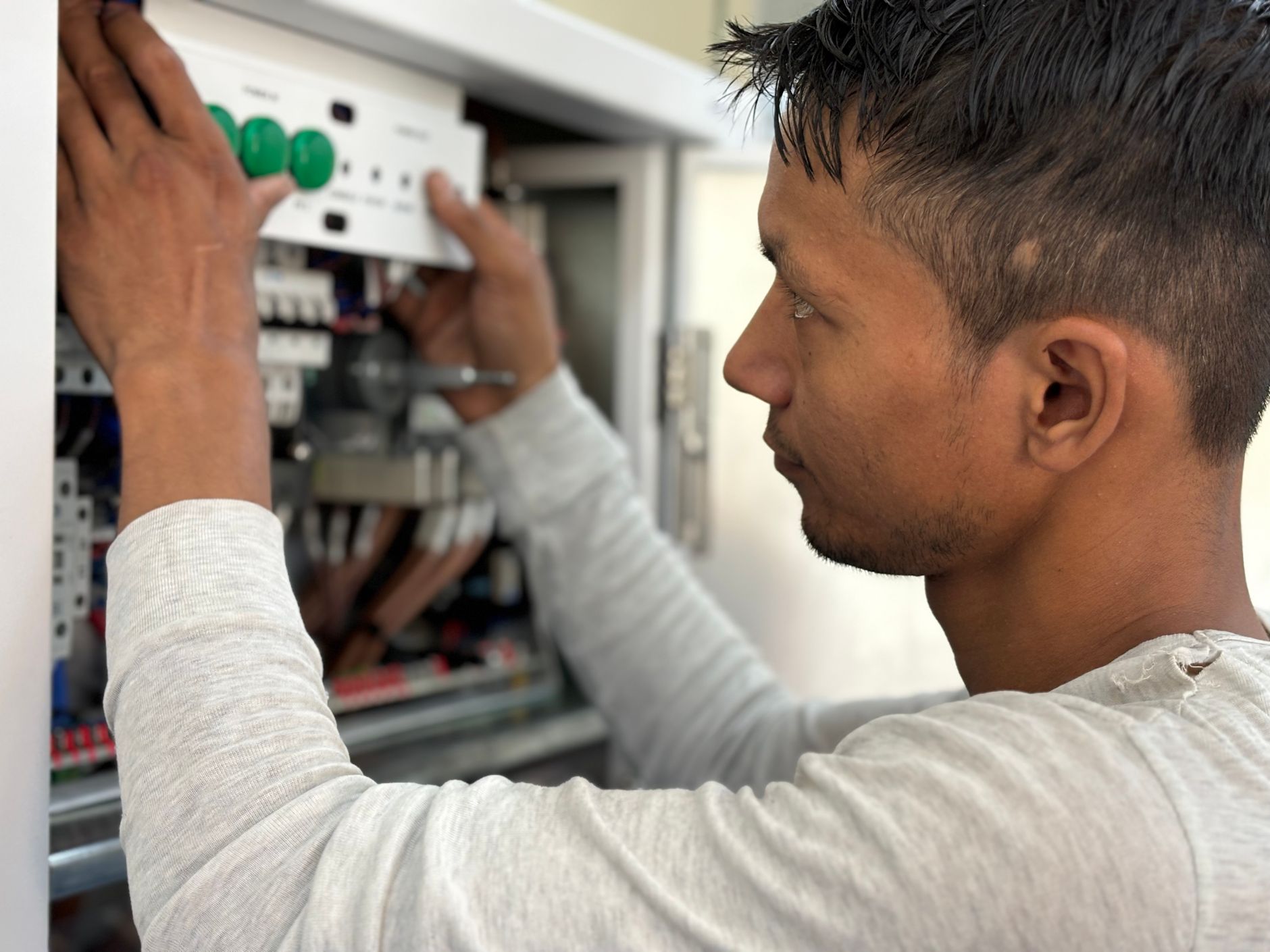 Électricien devant un tableau de disjoncteurs