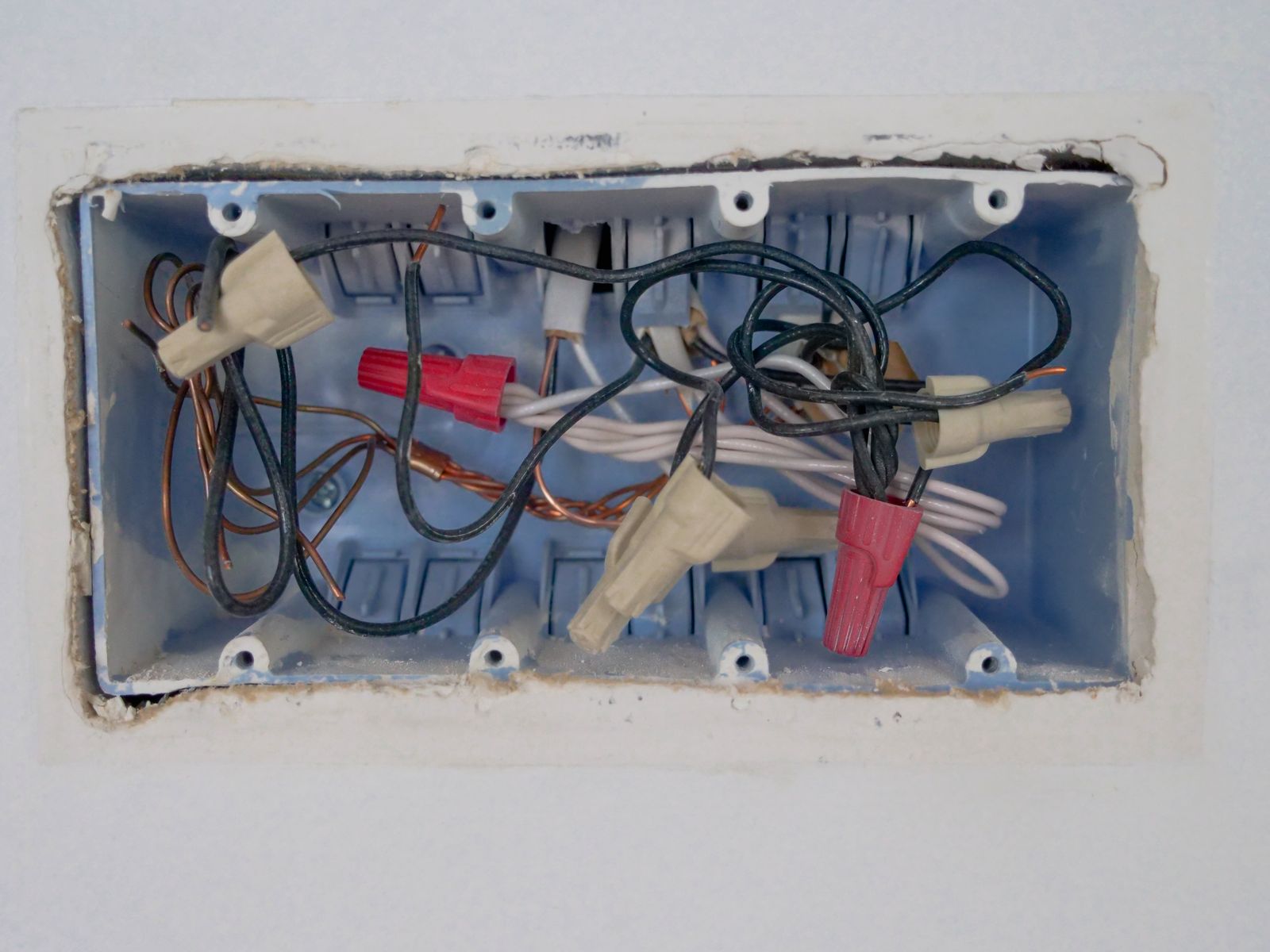 Tableau électrique ouvert avec ses rangées de protections