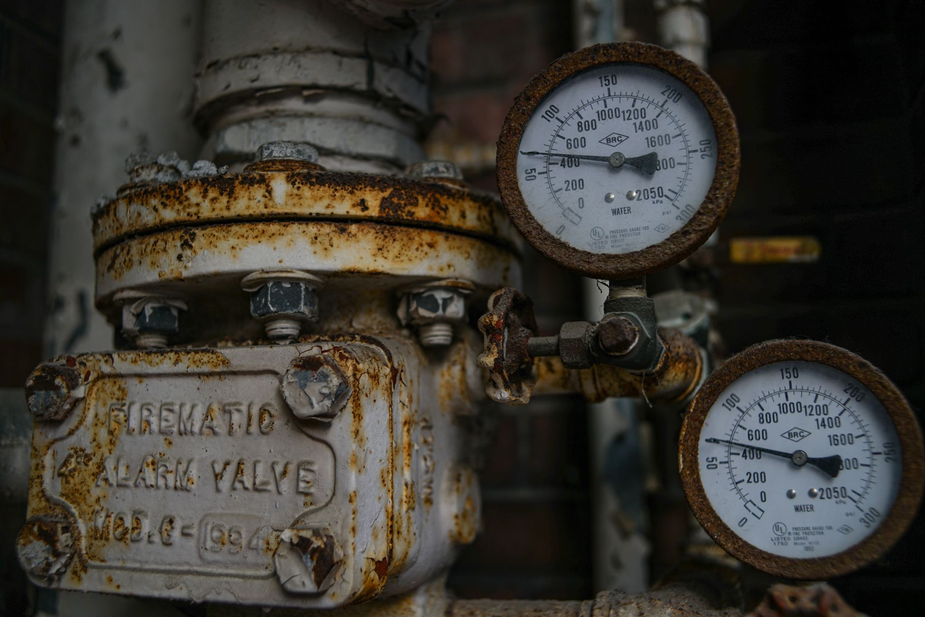Technicien contrôlant une installation de chauffage